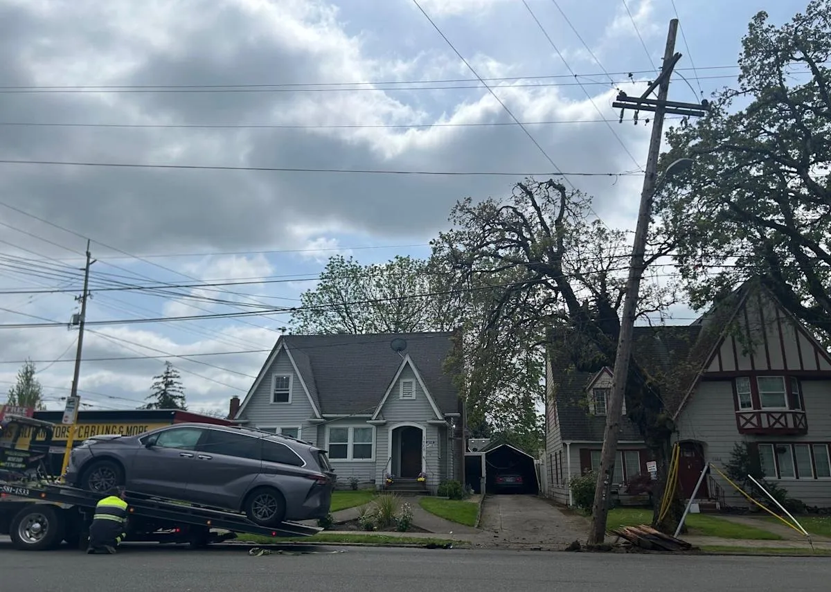 Vehicle Crash with Utility Pole Closes Center Street Near Oregon State Capitol